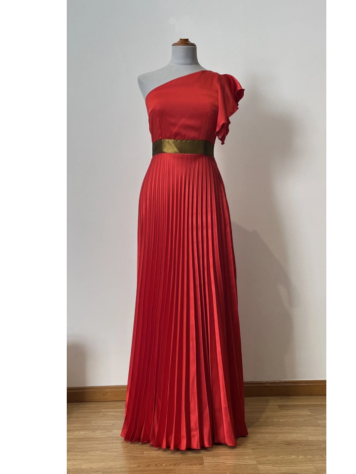 alquilar vestido rojo largo plisado asimétrico