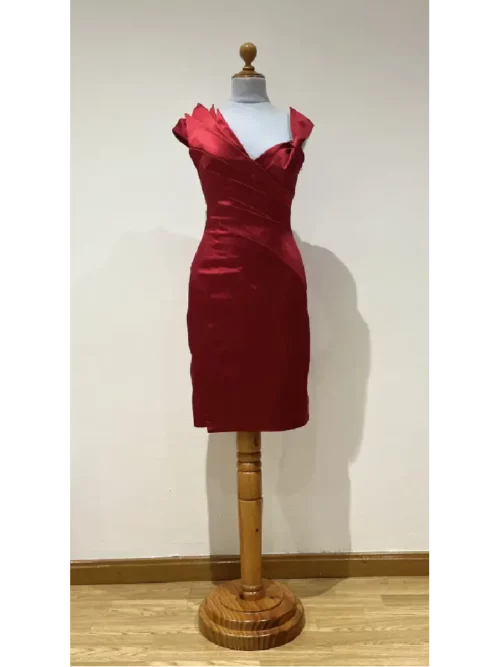Vestido corto rojo con escote asimétrico
