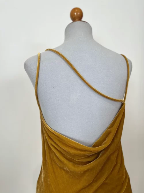 detalle espalda vestido largo mostaza Zara